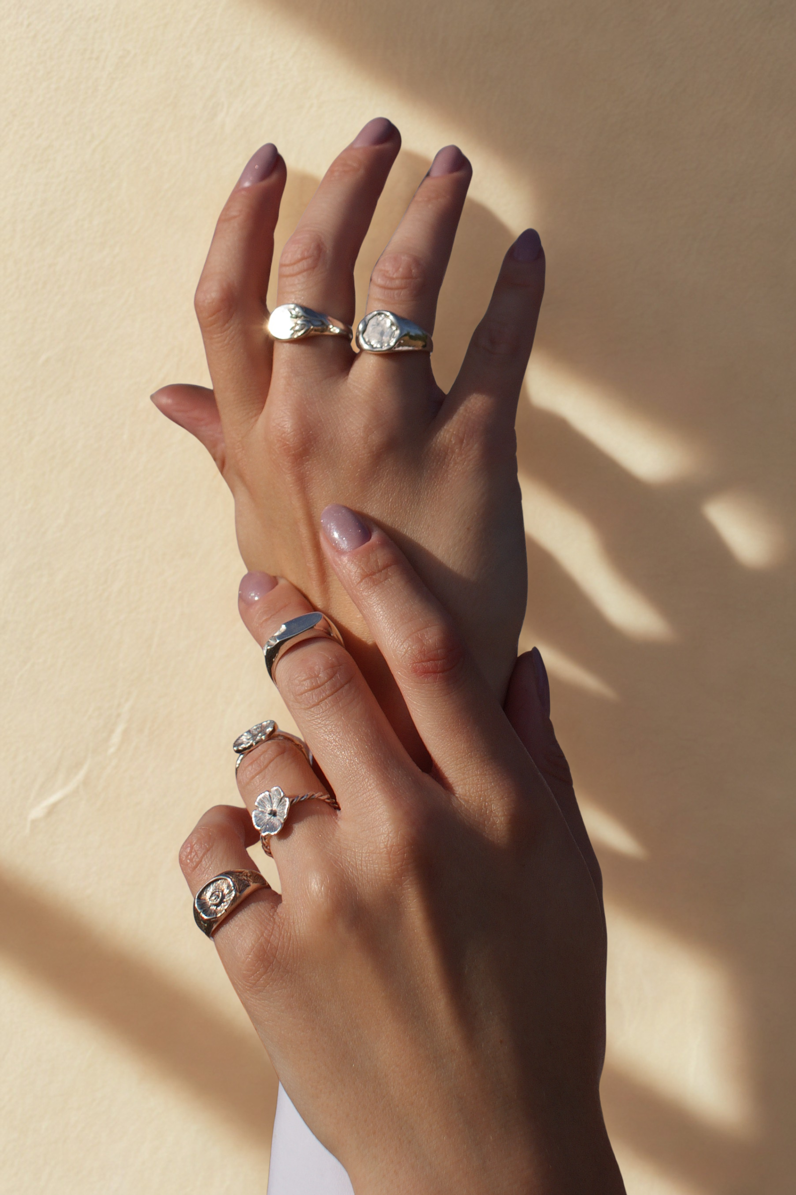 Srebrne i pozłacane sygnety, idealne na prezent dla niej na rocznicę, walentynki, święta i inne okazję. Spraw biżuterię, z którą rozkwitnie.