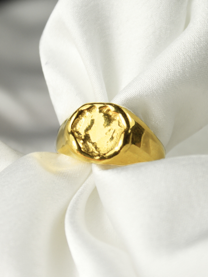 Aqua- srebrny sygnet pozłacany, tafla wody