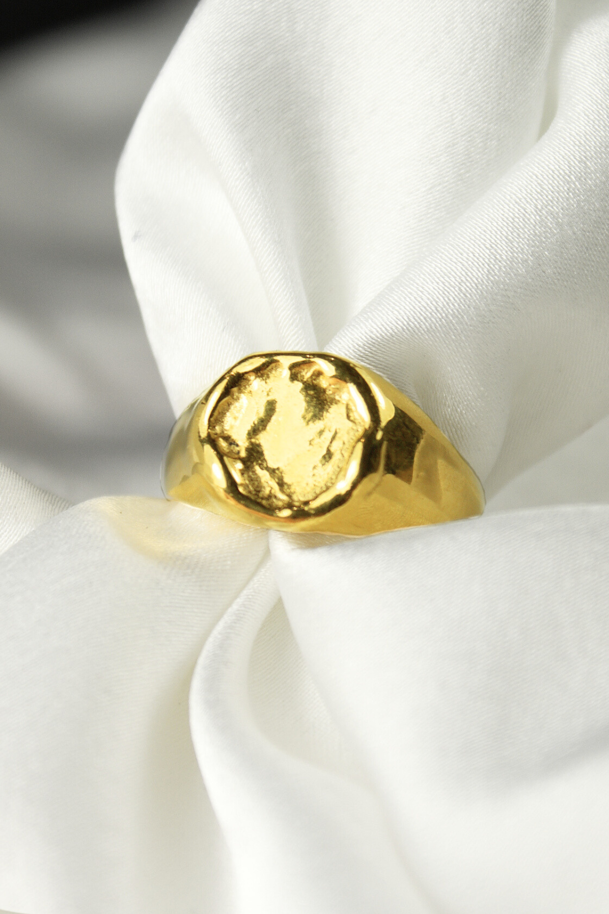 Aqua- srebrny sygnet pozłacany, tafla wody