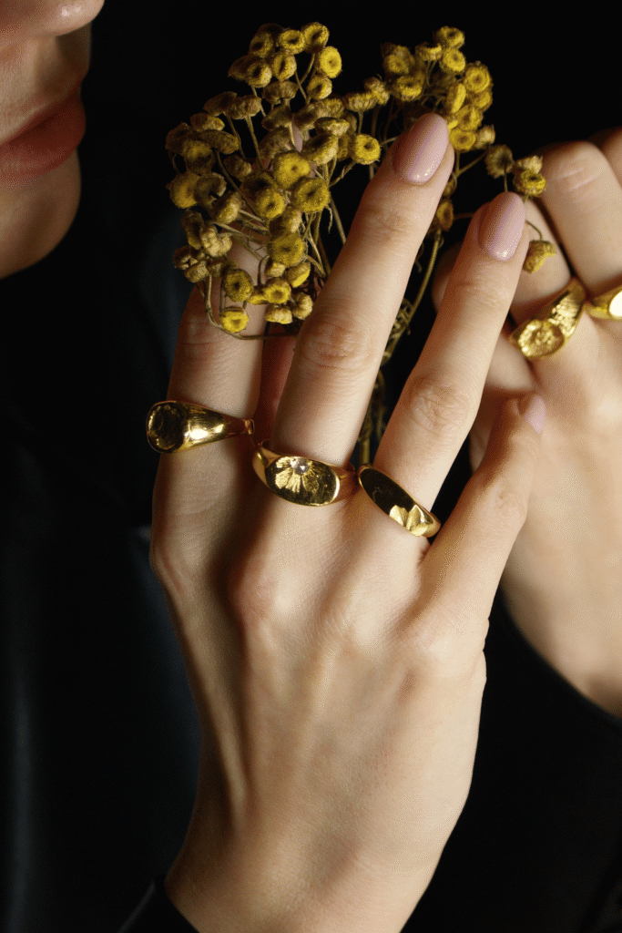 Sygnety damskie z kamieniami i złote, srebrne w kolekcji her-ring.