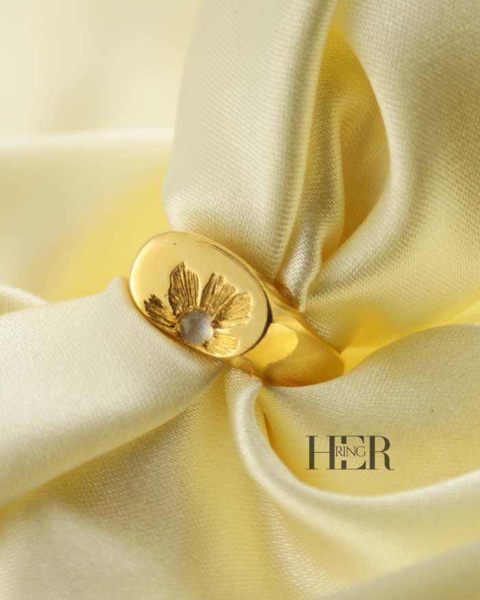 Damski srebrny sygnet Bloomstone z kamieniem księżycowym i floralnym grawerem, ręcznie wykonany.