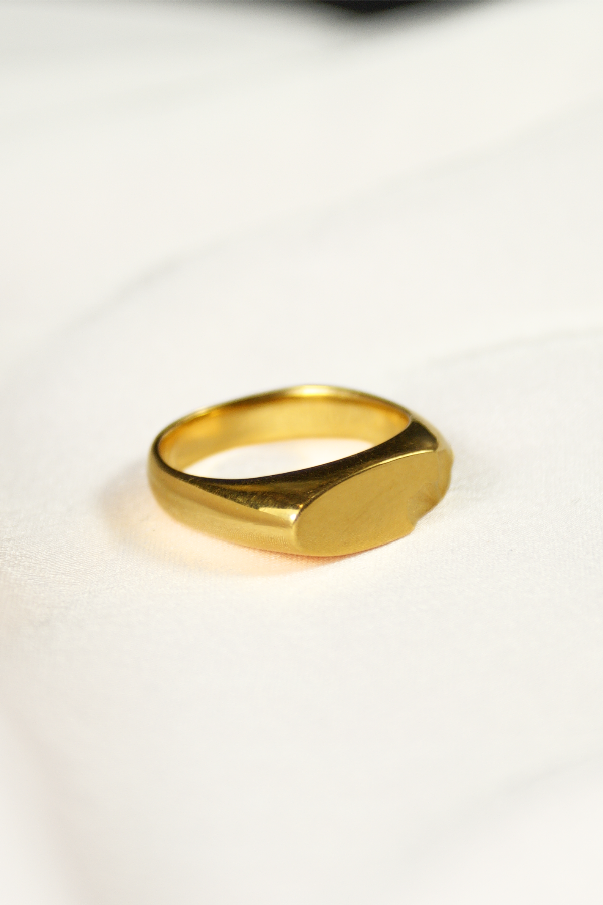 Damski sygnet Lunaria ze srebra lub srebra pozłacanego, z rzeźbionymi płatkami i gładką taflą na monogram, ręcznie wykonany