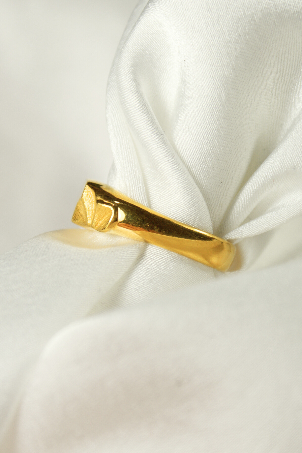 Damski sygnet Lunaria ze srebra lub srebra pozłacanego, z rzeźbionymi płatkami i gładką taflą na monogram, ręcznie wykonany