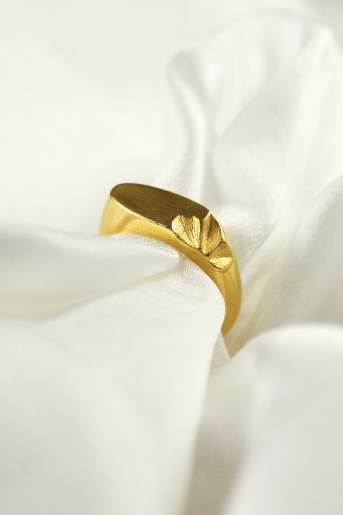 Damski sygnet Lunaria ze srebra lub srebra pozłacanego, z rzeźbionymi płatkami i gładką taflą na monogram, ręcznie wykonany