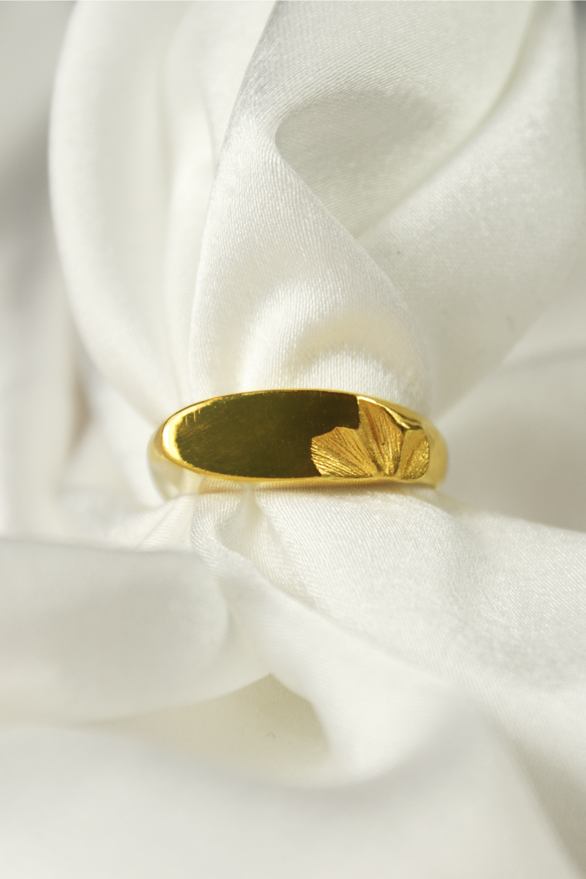 Damski sygnet Lunaria ze srebra lub srebra pozłacanego, z rzeźbionymi płatkami i gładką taflą na monogram, ręcznie wykonany