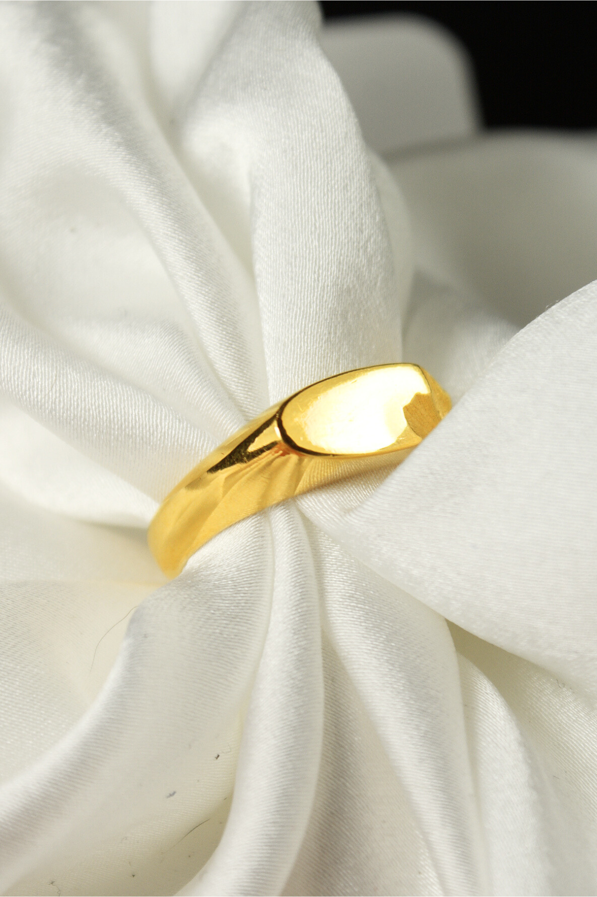 Damski sygnet Lunaria ze srebra lub srebra pozłacanego, z rzeźbionymi płatkami i gładką taflą na monogram, ręcznie wykonany