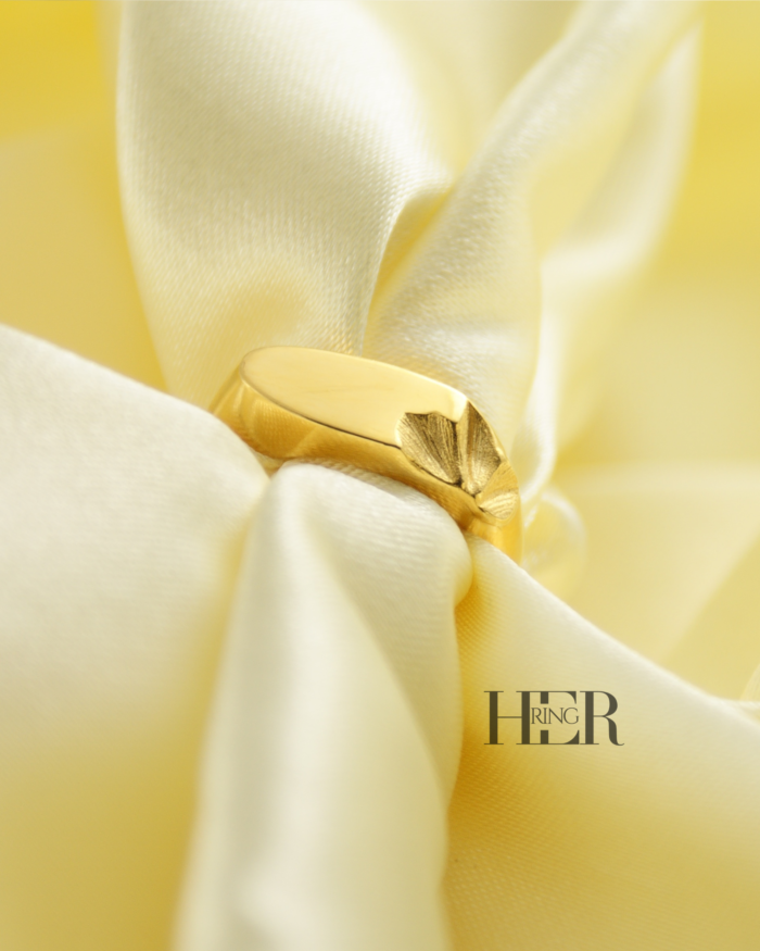 Damski sygnet Lunaria ze srebra lub srebra pozłacanego, z rzeźbionymi płatkami i gładką taflą na monogram, ręcznie wykonany