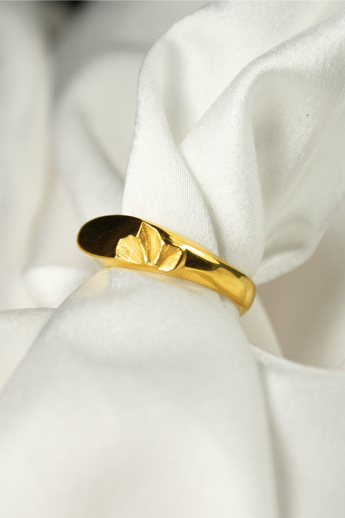 Damski sygnet Lunaria ze srebra lub srebra pozłacanego, z rzeźbionymi płatkami i gładką taflą na monogram, ręcznie wykonany