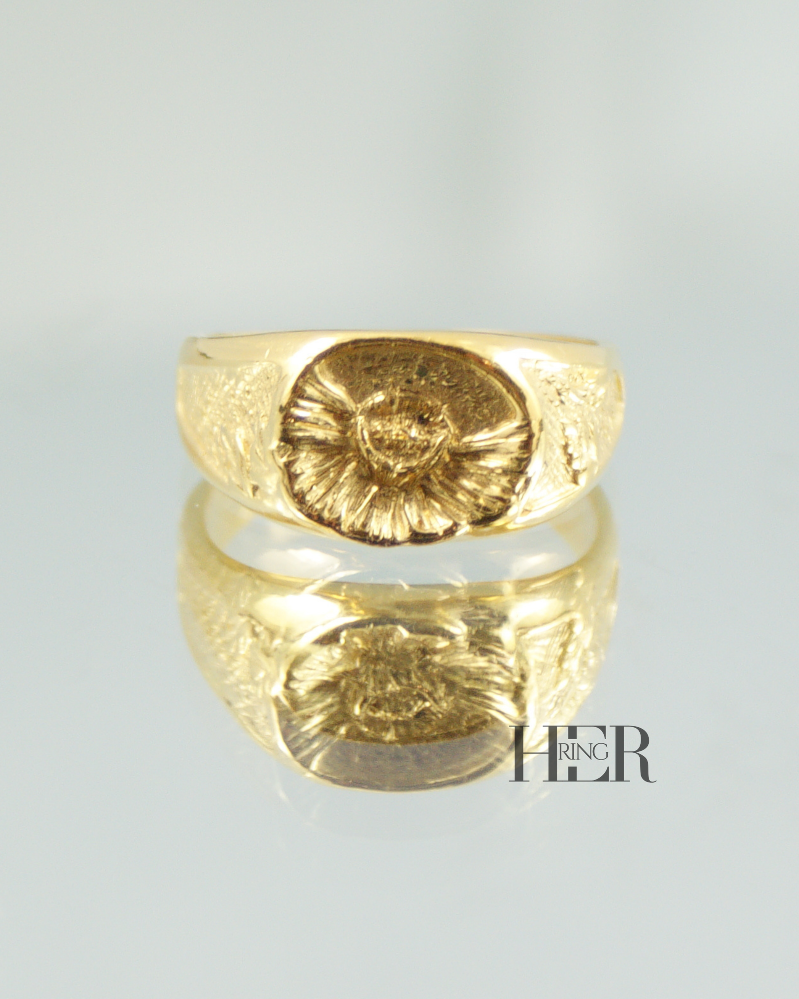 Damski srebrny sygnet Peonia z wyrzeźbionym kwiatem peonii, dostępny także w wersji pozłacanej, ręcznie wykonany