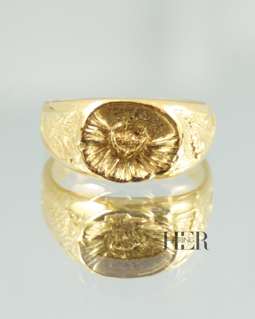 Damski srebrny sygnet Peonia z wyrzeźbionym kwiatem peonii, dostępny także w wersji pozłacanej, ręcznie wykonany