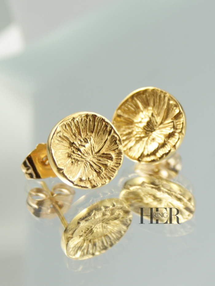 Srebrne kolczyki Peonia Studs o średnicy 12,5 mm z ręcznie rzeźbioną piwonią, sztyfty osadzone niżej dla lepszego ułożenia