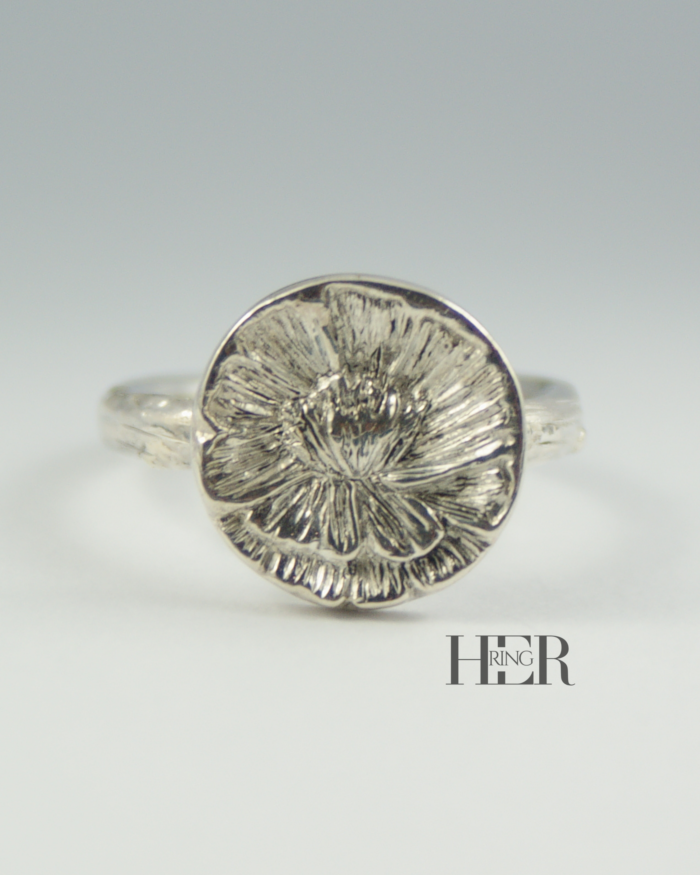 Ręcznie wykonany srebrny pierścionek Peonia z koroną inspirowaną kolczykami, z rzeźbioną piwonią, symbolizującą kobiecą siłę i delikatność