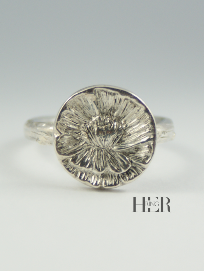 Ręcznie wykonany srebrny pierścionek Peonia z koroną inspirowaną kolczykami, z rzeźbioną piwonią, symbolizującą kobiecą siłę i delikatność