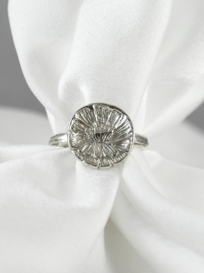 Srebrny pierścionek Peony Ring z rzeźbionym motywem piwonii w rozkwicie, autorska biżuteria botaniczna HerRing.