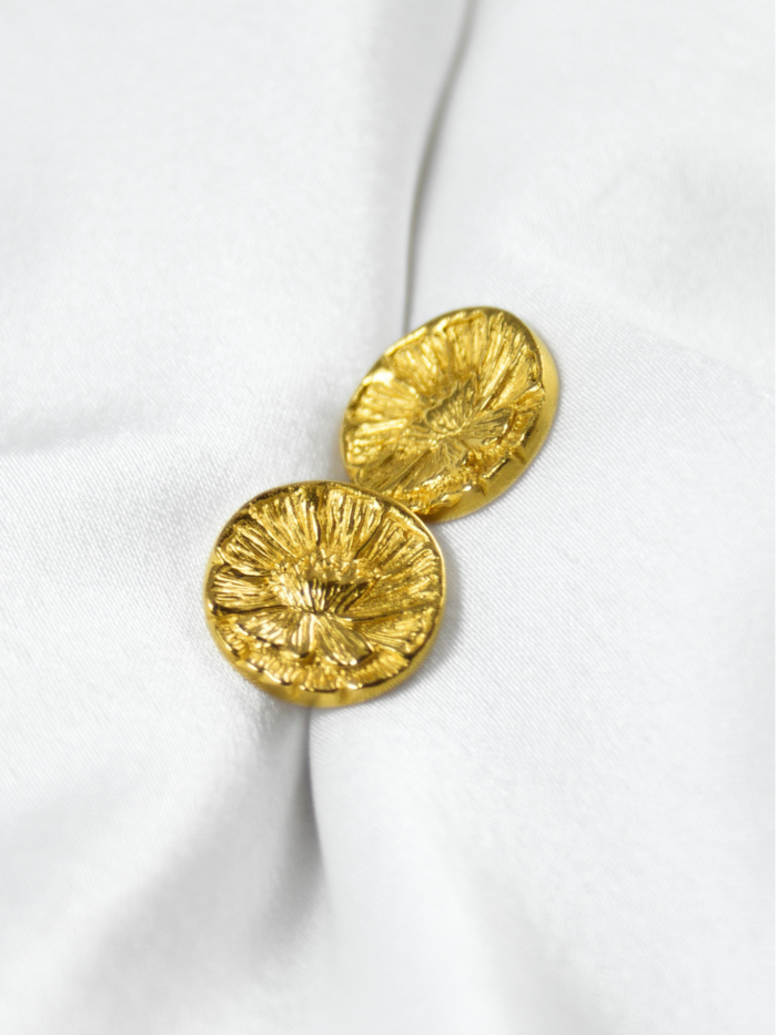 Srebrne kolczyki Peonia Studs o średnicy 12,5 mm z ręcznie rzeźbioną piwonią, sztyfty osadzone niżej dla lepszego ułożenia