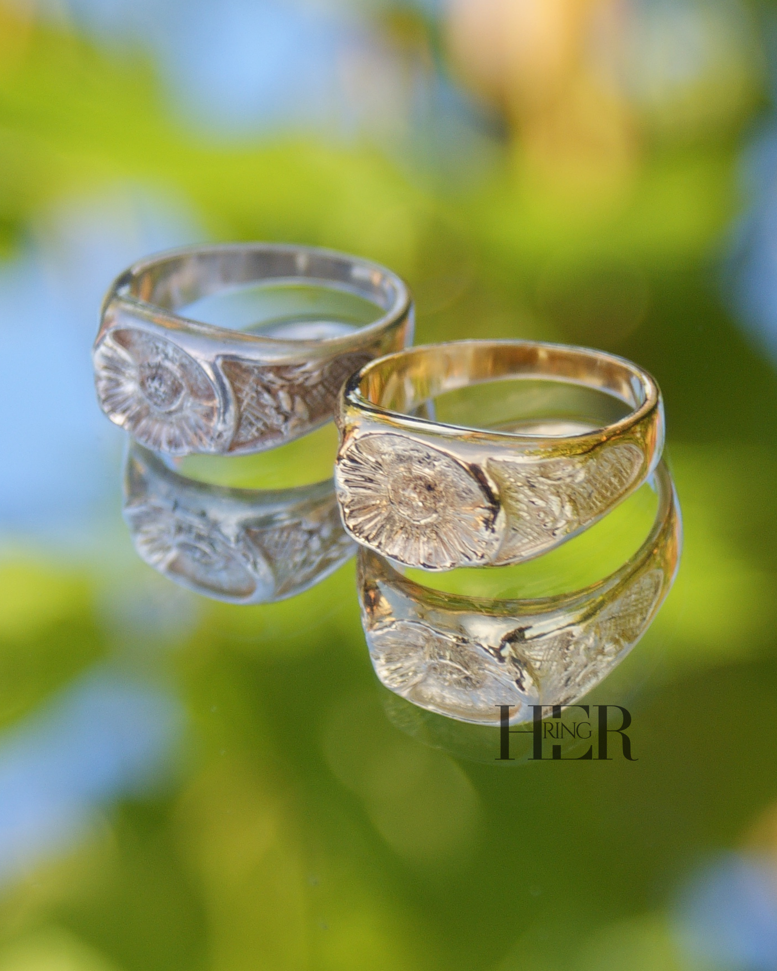 Damski srebrny sygnet Peonia z wyrzeźbionym kwiatem peonii, dostępny także w wersji pozłacanej, ręcznie wykonany