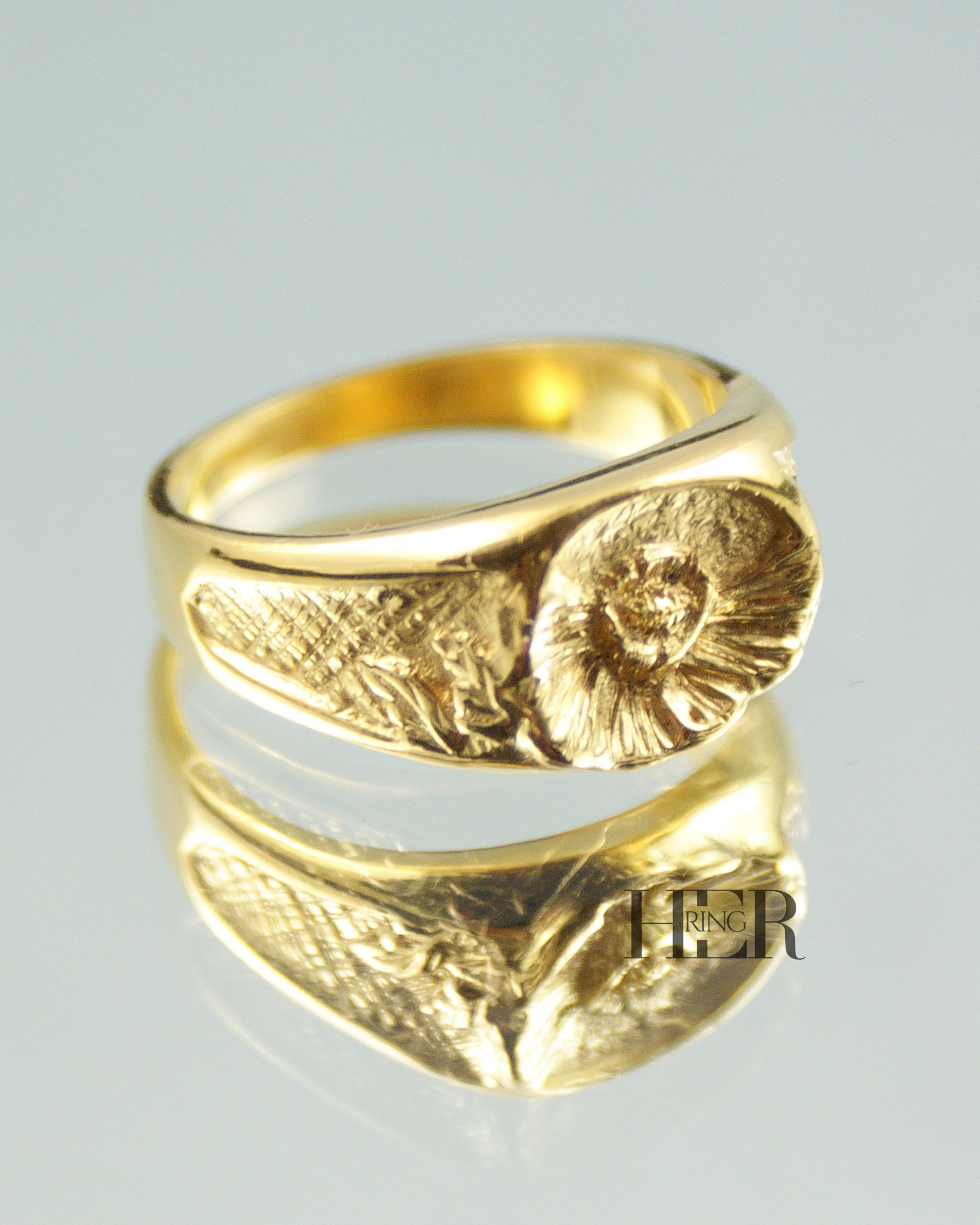 Damski srebrny sygnet Peonia z wyrzeźbionym kwiatem peonii, dostępny także w wersji pozłacanej, ręcznie wykonany