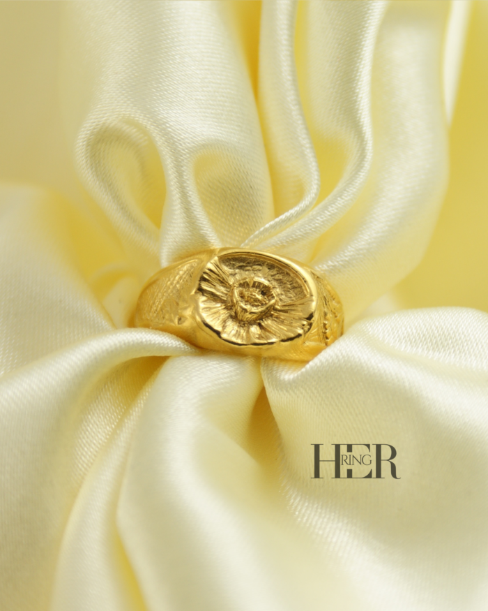 Damski srebrny sygnet Peonia z wyrzeźbionym kwiatem peonii, dostępny także w wersji pozłacanej, ręcznie wykonany