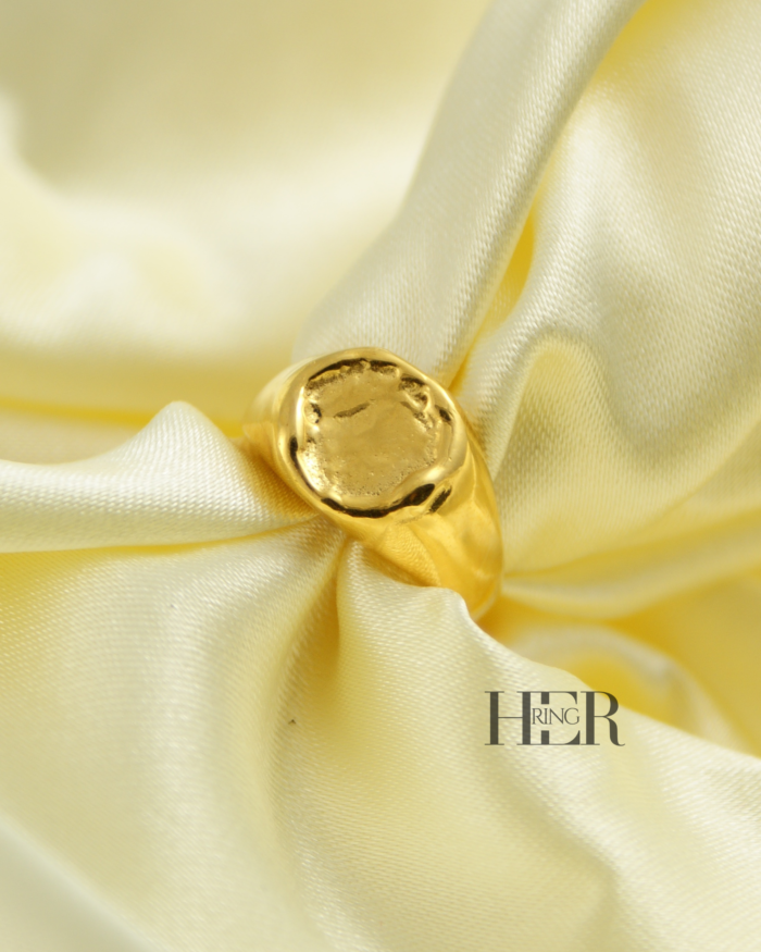 Damski srebrny sygnet Aqua z nieregularną, falującą koroną inspirowaną wodą, pełny, ręcznie wykonany, z możliwością graweru afirmacyjnego