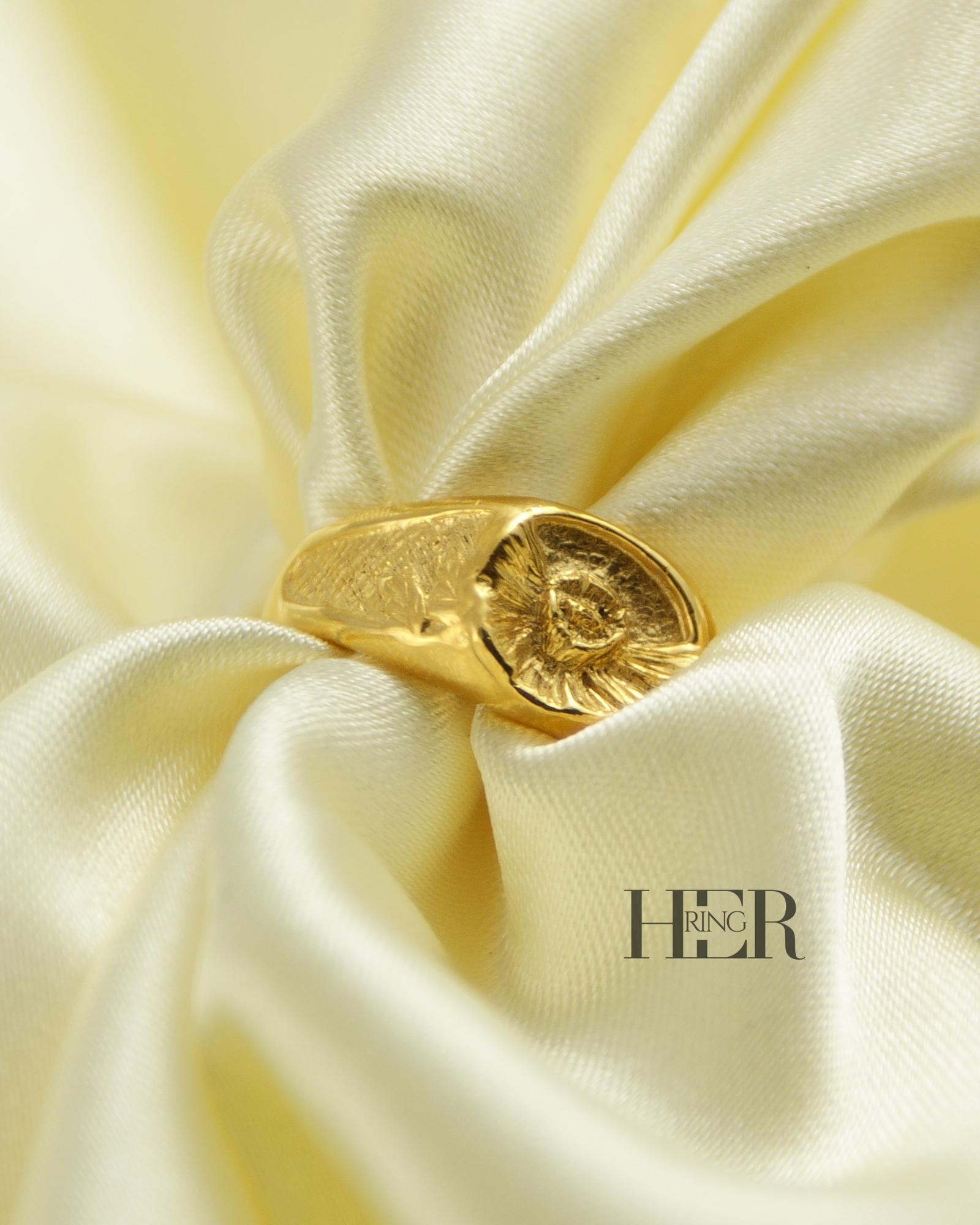 Damski srebrny sygnet Peonia z wyrzeźbionym kwiatem peonii, dostępny także w wersji pozłacanej, ręcznie wykonany