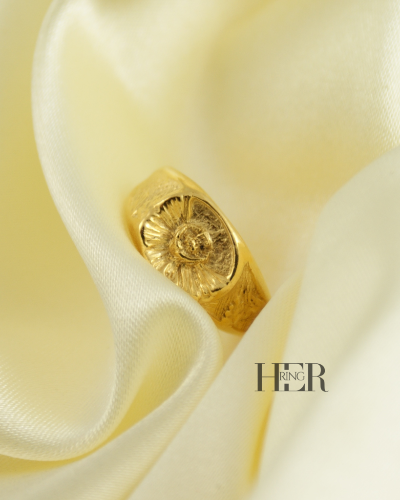 Damski srebrny sygnet Peonia z wyrzeźbionym kwiatem peonii, dostępny także w wersji pozłacanej, ręcznie wykonany