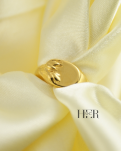 Damski sygnet Tulipa ze srebra lub srebra pozłacanego z rzeźbionymi tulipanami i gładką taflą do grawerunku.