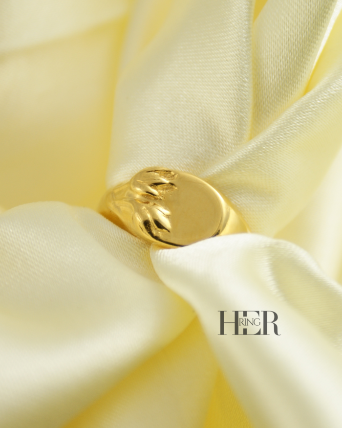 Damski sygnet Tulipa ze srebra lub srebra pozłacanego z rzeźbionymi tulipanami i gładką taflą do grawerunku.