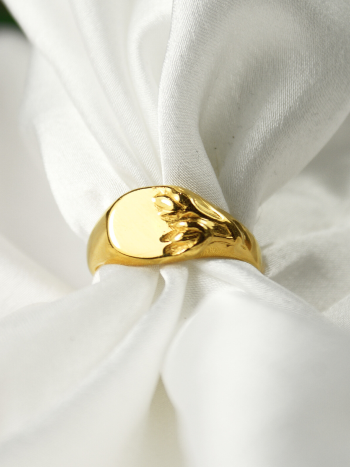 Damski sygnet Tulipa ze srebra lub srebra pozłacanego z rzeźbionymi tulipanami i gładką taflą do grawerunku.