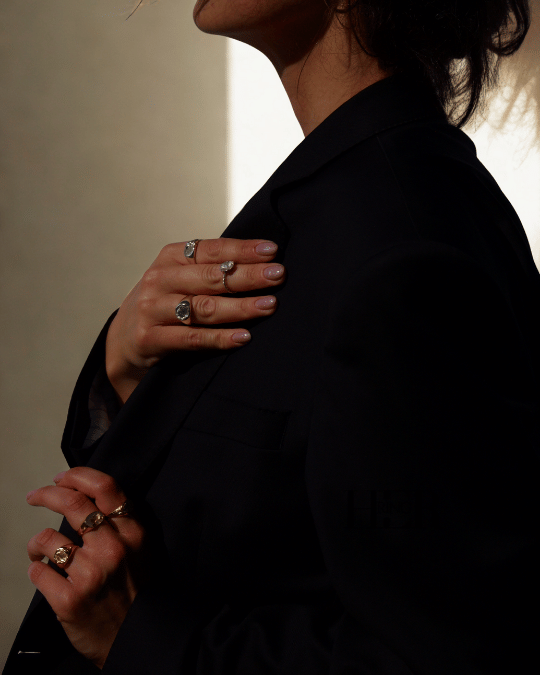 Srebrne i pozłacane sygnety, idealne na prezent dla niej na rocznicę, walentynki, święta i inne okazję. Spraw biżuterię, z którą rozkwitnie.