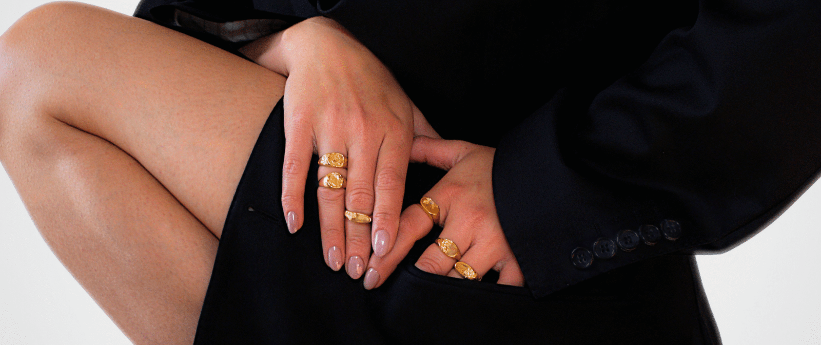 Damskie sygnety autorskie, biżuteria autorska współczesna, z roślinnym motywem, kwiatami, z możliwością graweru, idealna na prezent.