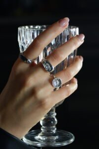 Pierścionek w srebrze z motywem kwiecistym, botanicznym, z piwonią