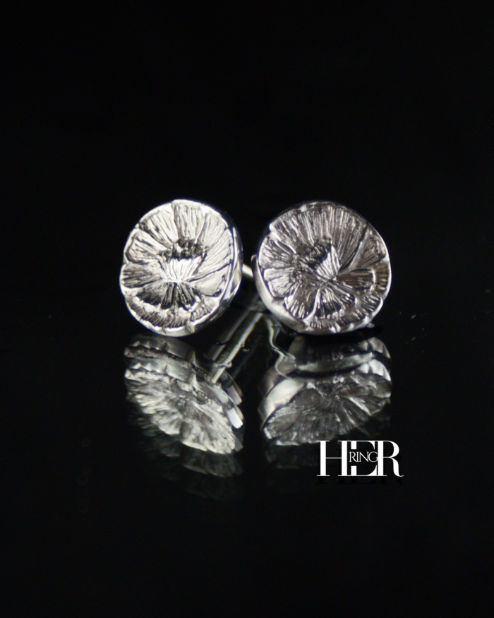 Srebrne kolczyki Peonia Studs o średnicy 12,5 mm z ręcznie rzeźbioną piwonią, sztyfty osadzone niżej dla lepszego ułożenia