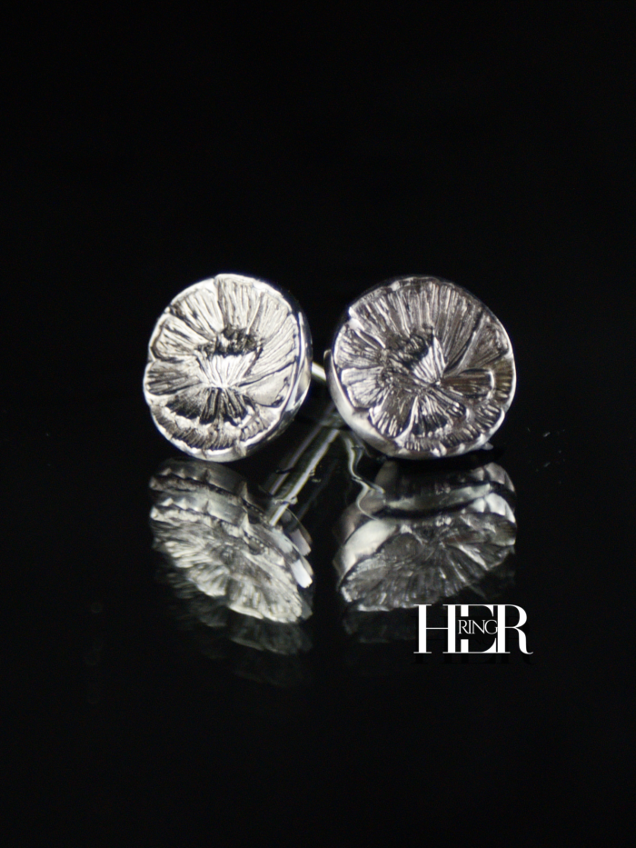 Srebrne kolczyki Peonia Studs o średnicy 12,5 mm z ręcznie rzeźbioną piwonią, sztyfty osadzone niżej dla lepszego ułożenia