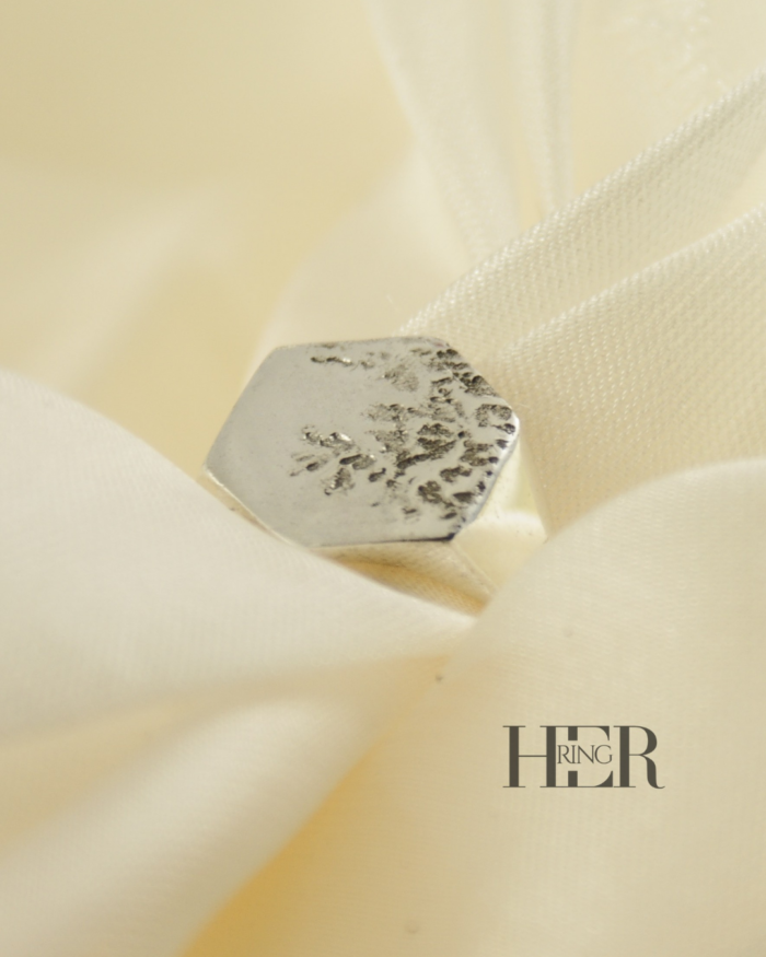 Srebrny sygnet damski w formie heksagonu z wklęsłym odciskiem wrzosu, wykonany ręcznie ze srebra próby 925.