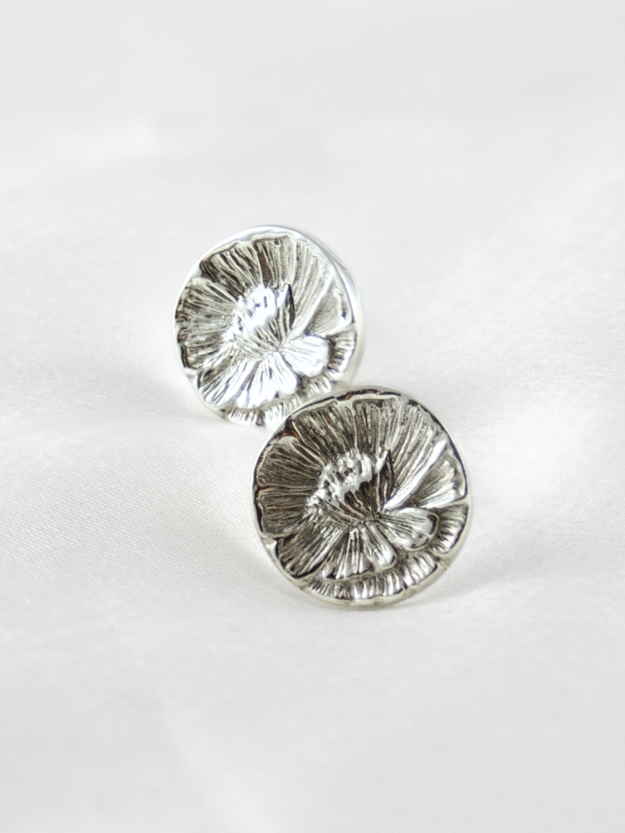 Srebrne kolczyki sztyfty Peony Studs z motywem piwonii, ręcznie rzeźbiona biżuteria ze srebra 925 HerRing.