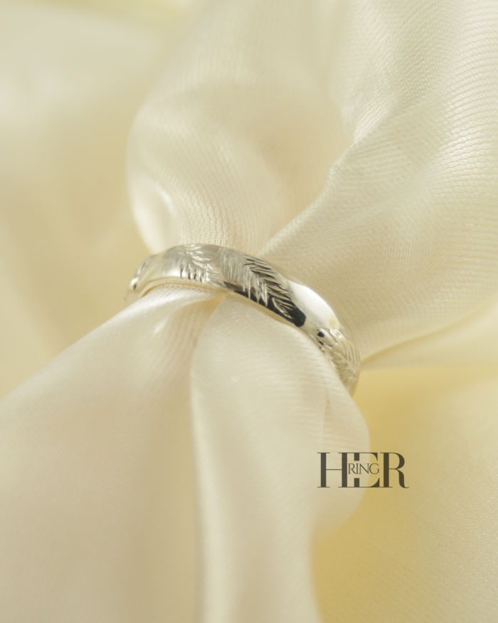 Ręcznie wykonana srebrna obrączka Silva EX z rzeźbionym wzorem liści i igliwia, o półokrągłym profilu i wnętrzu w delikatną soczewkę.