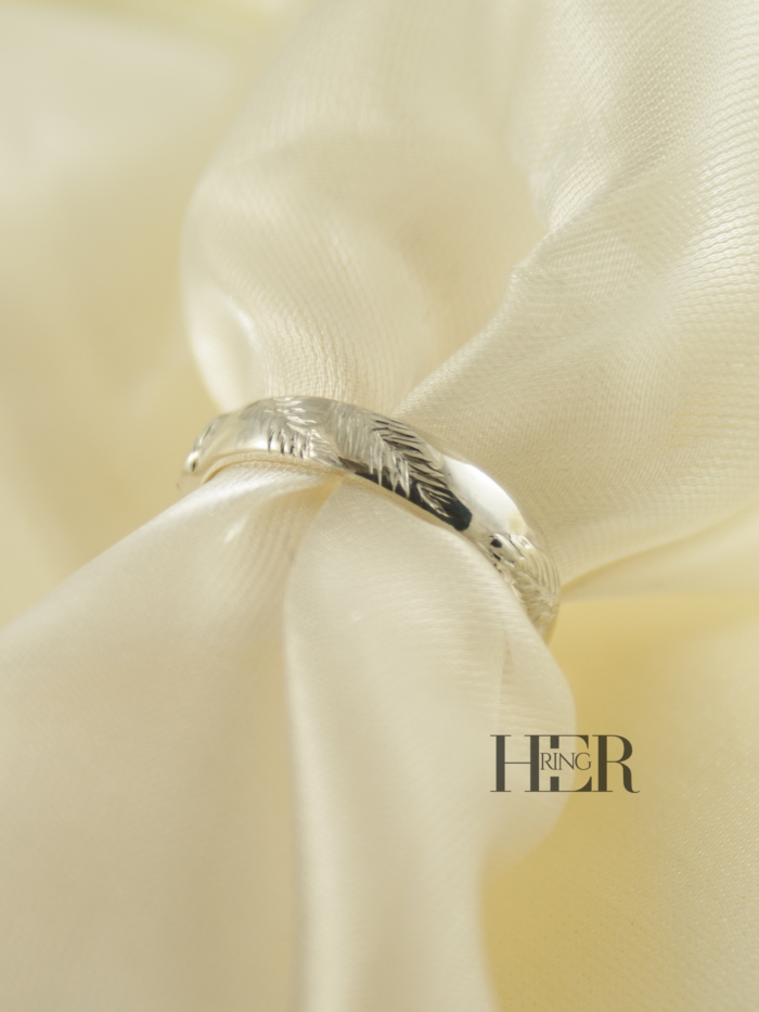 Ręcznie wykonana srebrna obrączka Silva EX z rzeźbionym wzorem liści i igliwia, o półokrągłym profilu i wnętrzu w delikatną soczewkę.