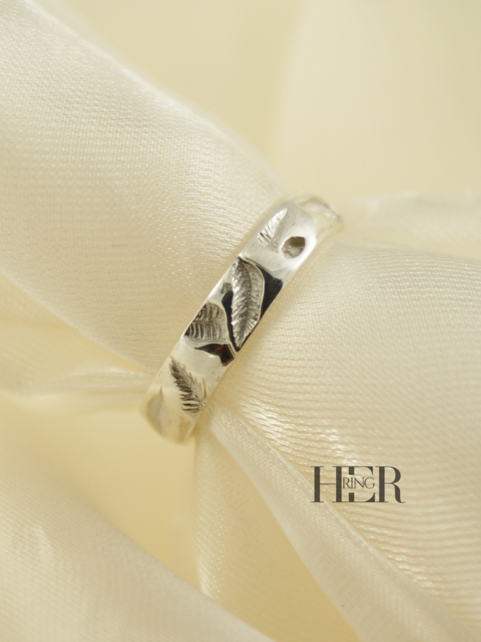 Srebrna obrączka z kolekcji Silva z głęboko rzeźbionym motywem liści i igliwia, wykonana ręcznie ze srebra próby 925.