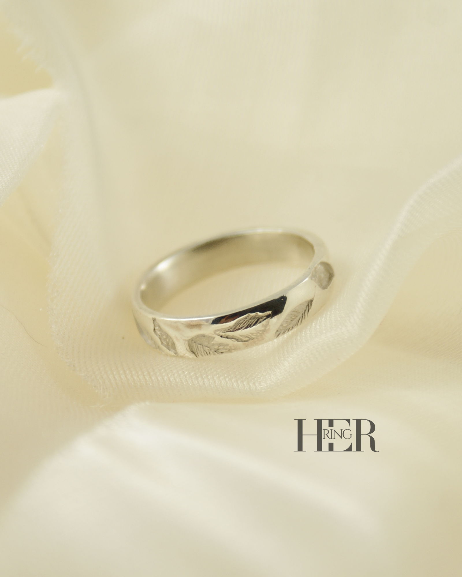 Srebrna obrączka z kolekcji Silva z głęboko rzeźbionym motywem liści i igliwia, wykonana ręcznie ze srebra próby 925.