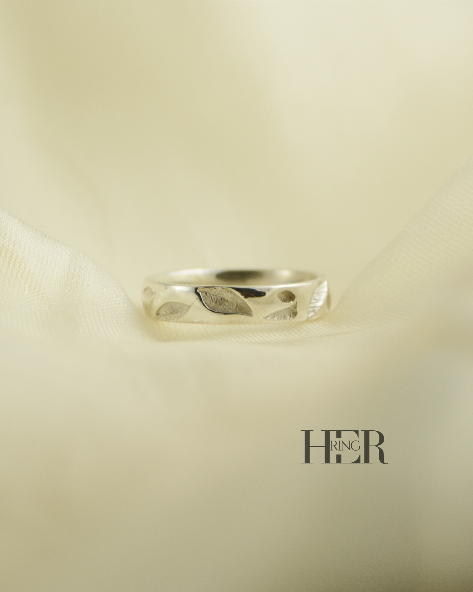 Srebrna obrączka z kolekcji Silva z głęboko rzeźbionym motywem liści i igliwia, wykonana ręcznie ze srebra próby 925.