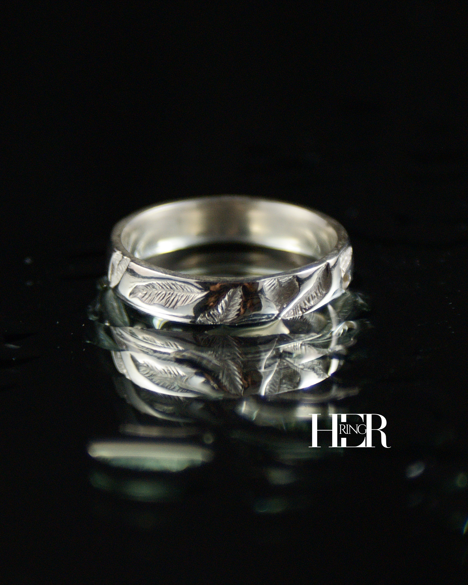 Srebrna obrączka z kolekcji Silva z głęboko rzeźbionym motywem liści i igliwia, wykonana ręcznie ze srebra próby 925.