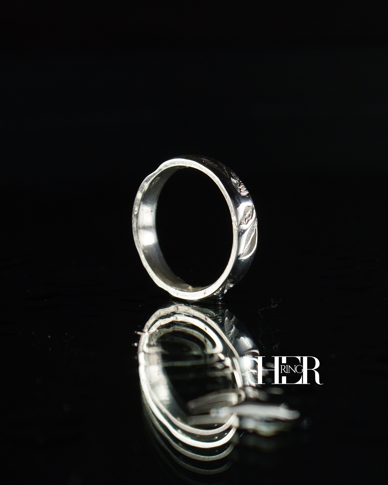 Srebrna obrączka z kolekcji Silva z głęboko rzeźbionym motywem liści i igliwia, wykonana ręcznie ze srebra próby 925.