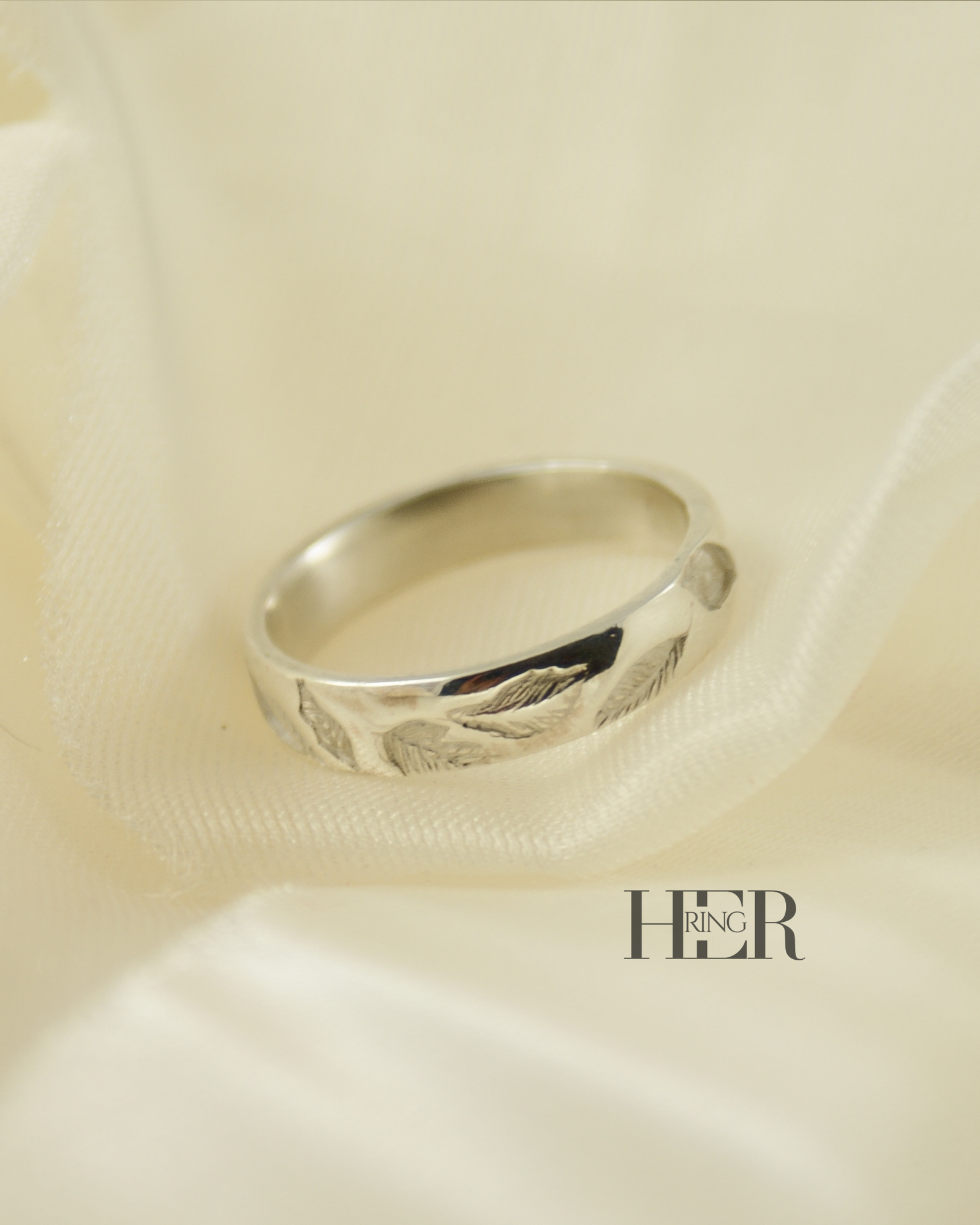 Srebrna obrączka z kolekcji Silva z głęboko rzeźbionym motywem liści i igliwia, wykonana ręcznie ze srebra próby 925.