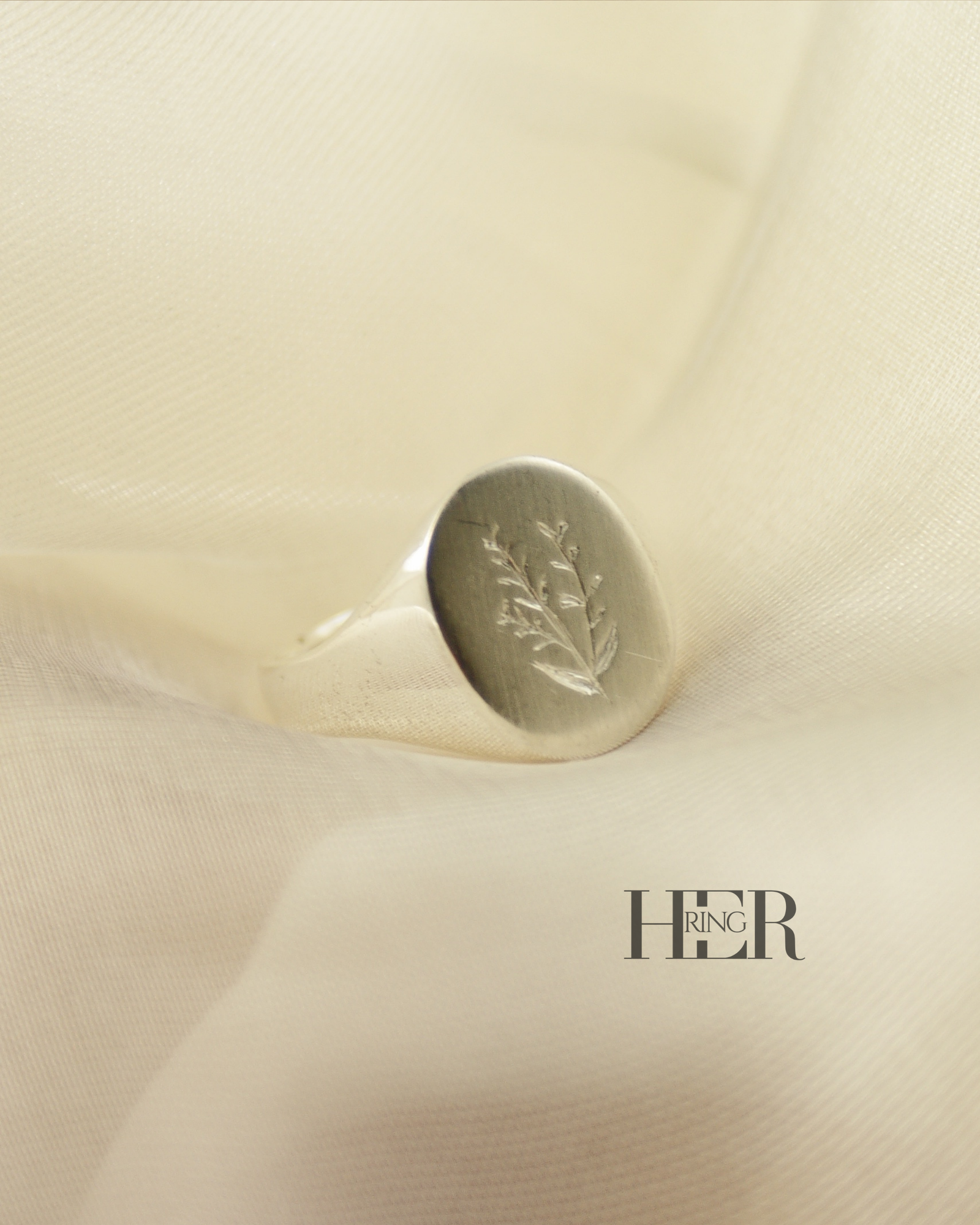 Srebrny sygnet damski Veil z ręcznym grawerem lawendy, wykonany ze srebra próby 925, masywna forma, satynowana tafla i polerowana obrączka