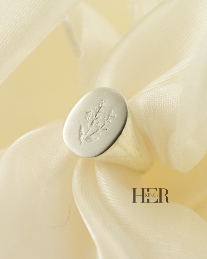 Srebrny sygnet damski Veil z ręcznym grawerem lawendy, wykonany ze srebra próby 925, masywna forma, satynowana tafla i polerowana obrączka