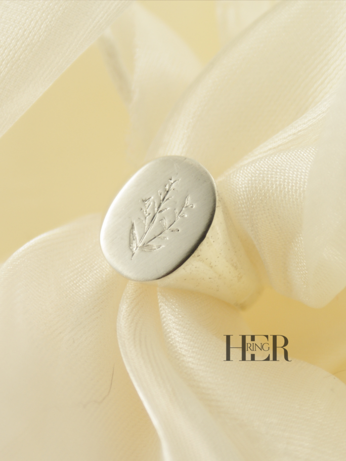 Srebrny sygnet damski Veil z ręcznym grawerem lawendy, wykonany ze srebra próby 925, masywna forma, satynowana tafla i polerowana obrączka