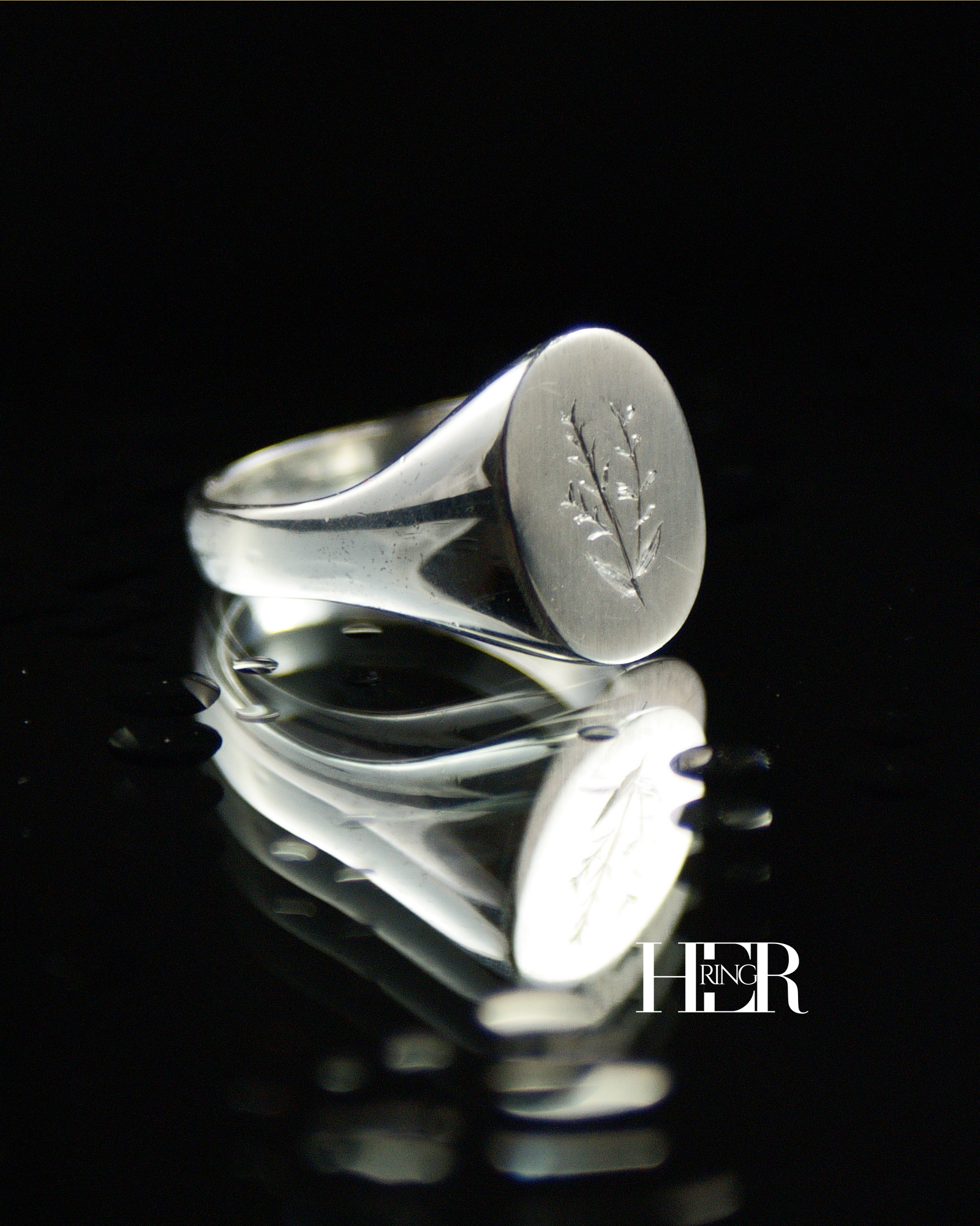 Srebrny sygnet damski Veil z ręcznym grawerem lawendy, wykonany ze srebra próby 925, masywna forma, satynowana tafla i polerowana obrączka