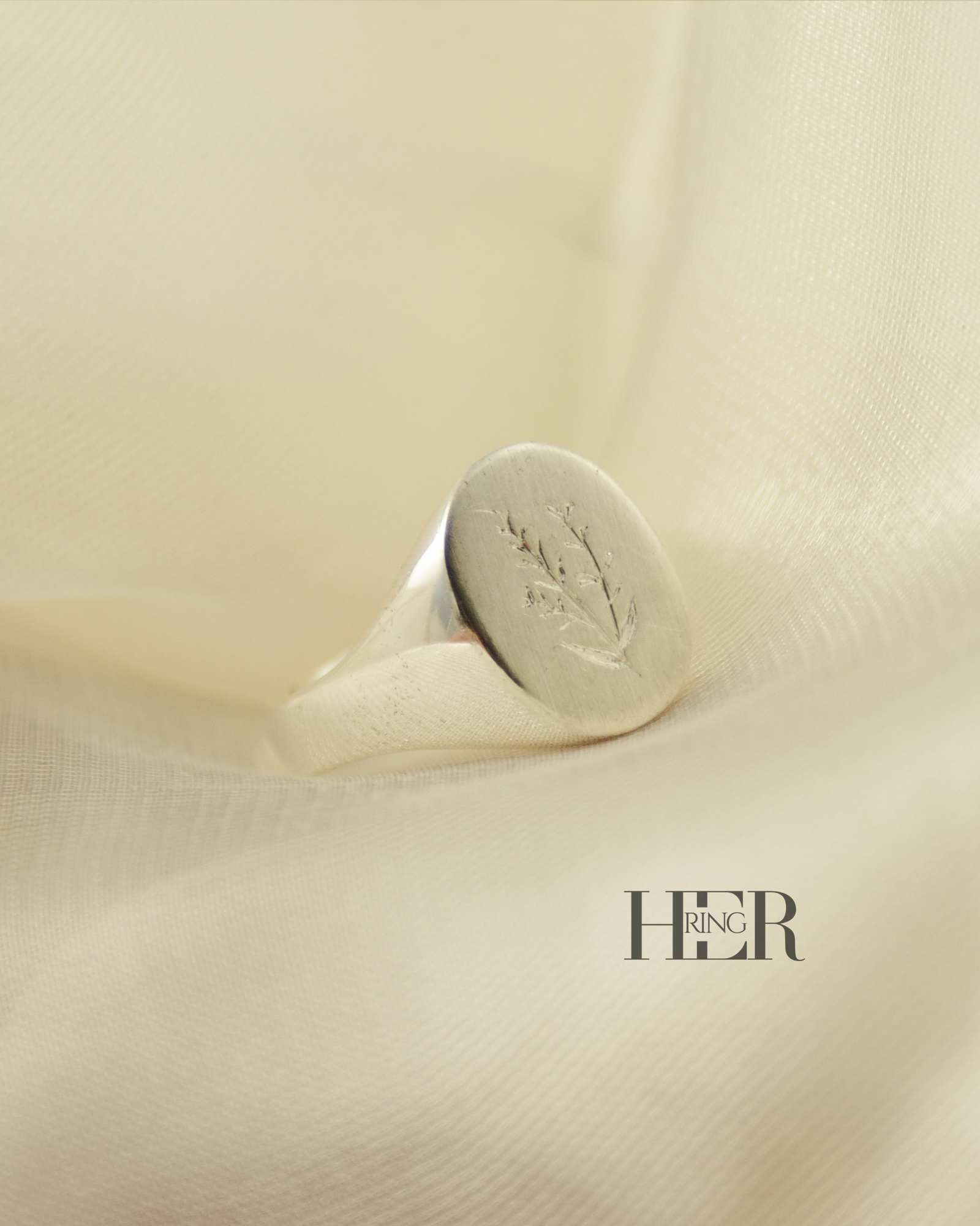 Srebrny sygnet damski Veil z ręcznym grawerem lawendy, wykonany ze srebra próby 925, masywna forma, satynowana tafla i polerowana obrączka