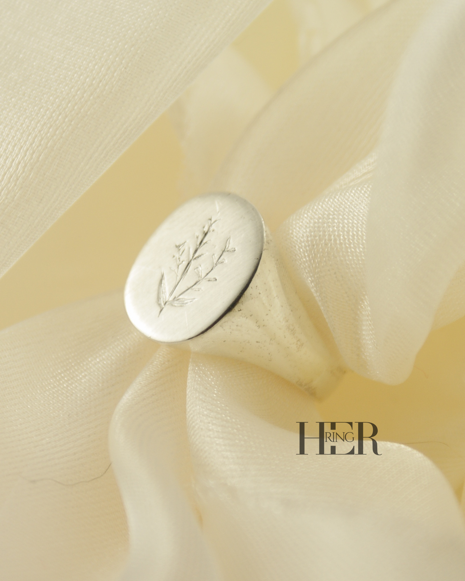 Srebrny sygnet damski Veil z ręcznym grawerem lawendy, wykonany ze srebra próby 925, masywna forma, satynowana tafla i polerowana obrączka