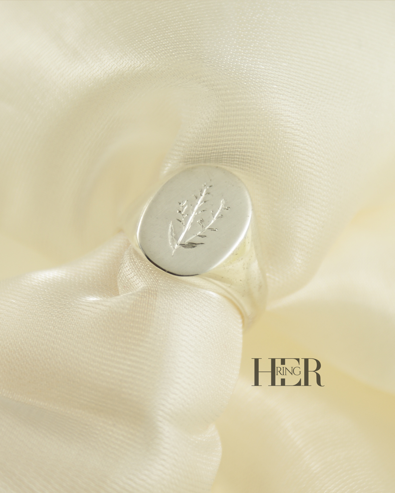 Srebrny sygnet damski Veil z ręcznym grawerem lawendy, wykonany ze srebra próby 925, masywna forma, satynowana tafla i polerowana obrączka